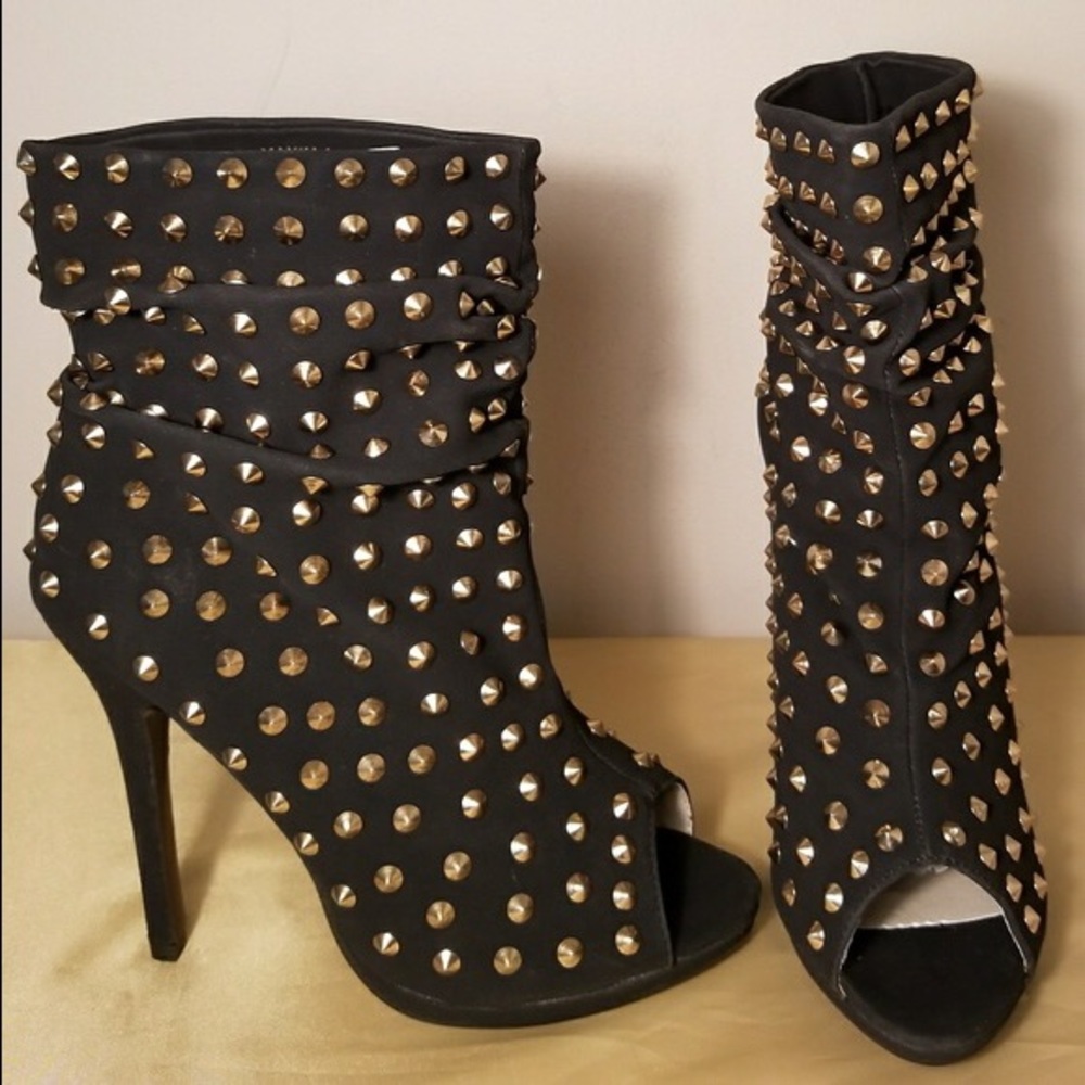 Black studded booties size 8 NWT